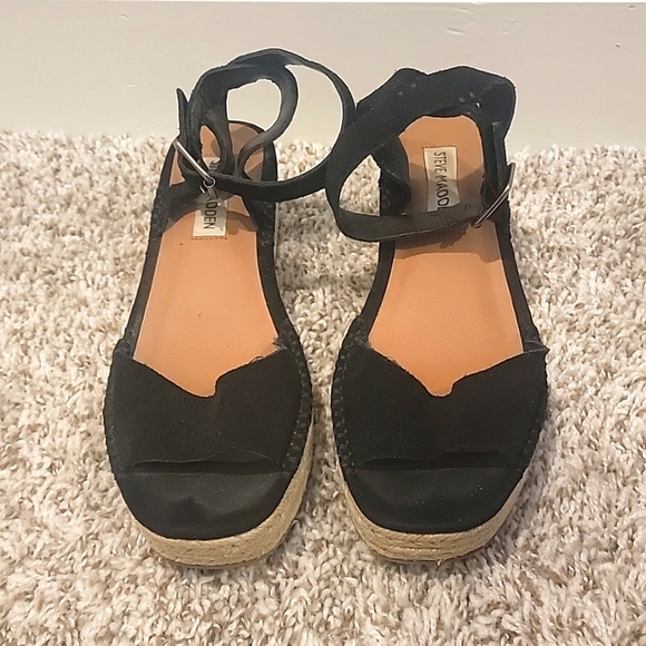 *** SOLD *** Steve Madden Black Wedges - Picture 1 of 2
